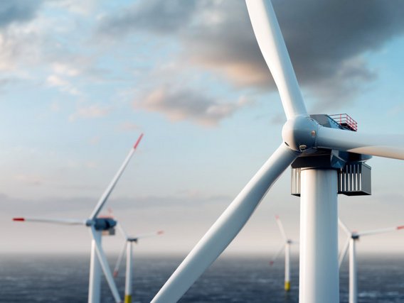 Offshore Windkraftanlagen auf dem offenen Meer erzeugen erneuerbare Energien. Offshore Windkraftanlagen auf dem offenen Meer erzeugen erneuerbare Energien.