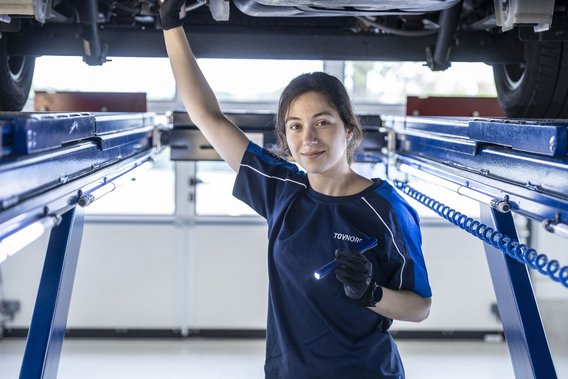 Fahrzeuginspektion an der TÜV NORD Station Prüfingenieurin bei der Fahrzeuginspektion an einer TÜV NORD Station
