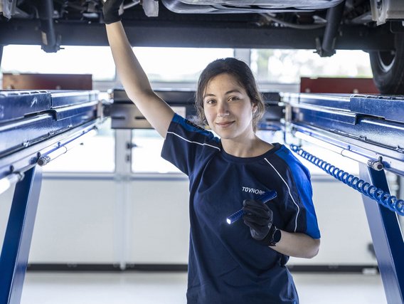 Fahrzeuginspektion an der TÜV NORD Station Prüfingenieurin bei der Fahrzeuginspektion an einer TÜV NORD Station