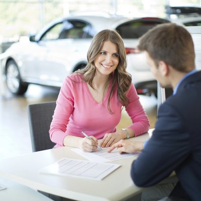 Beratungsgespräch im Autohaus Beratungsgespräch im Autohaus