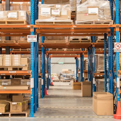 Ein Lager mit zahlreichen Paketen Ein Lager mit zahlreichen Paketen