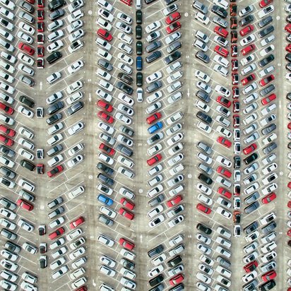 Furparkmanagement Viele Autos auf einem Parkplatz