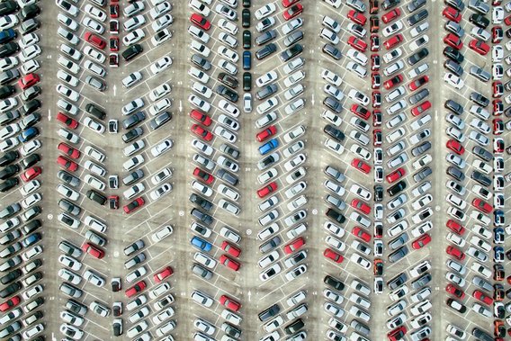 Luftaufnahme eines vollen Parkplatzes Luftaufnahme eines großen Parkplatzes mit vielen Autos