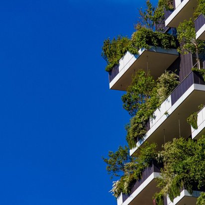 Grüne Bepflanzung an einem Gebäude um den Carbon Footprint zu senken Grüne Bepflanzung an einem Gebäude um den Carbon Footprint zu senken