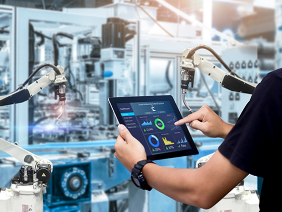 Symbolbild KBA Zertifizierung - Conformity of Production Bestätigung Mitarbeiter mit Tablet in Industriefertigungshalle - Symbolbild KBA Zertifizierung: Conformity of Production