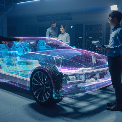 Ingenieure diskutieren um ein holografisches Modell eines Autos in einem High-Tech-Labor.