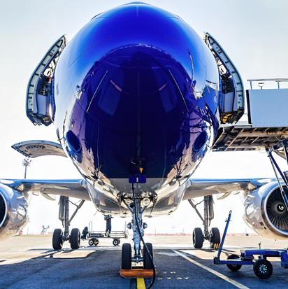 Ein Flugzeug wird vor dem Start mit nachhaltigem Flugkraftstoff nach ReFuelEU betankt. Ein Flugzeug wird vor dem Start mit nachhaltigem Flugkraftstoff nach ReFuelEU betankt.