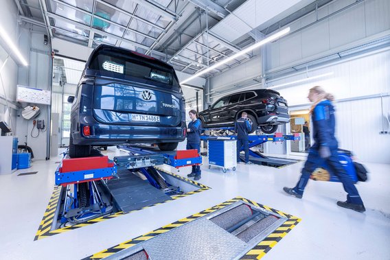 Hauptuntersuchung an der TÜV NORD Station Fahrzeuge auf Hebebühnen an einer TÜV NORD Station