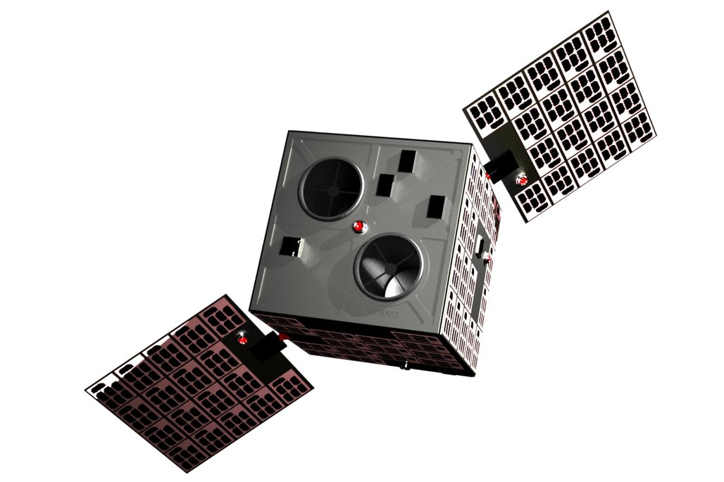 Satellit mit Solarpaneelen Ein kompakter Satellit mit zwei ausklappbaren Solarpaneelen. Der Satellit ist mit verschiedenen Sensoren und Antennen ausgestattet und schwebt vor einem weißen Hintergrund.