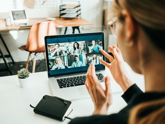 Teilnahme an einer Videokonferenz mit anderen Frau in Geschäftskleidung nimmt an einer Videokonferenz teil