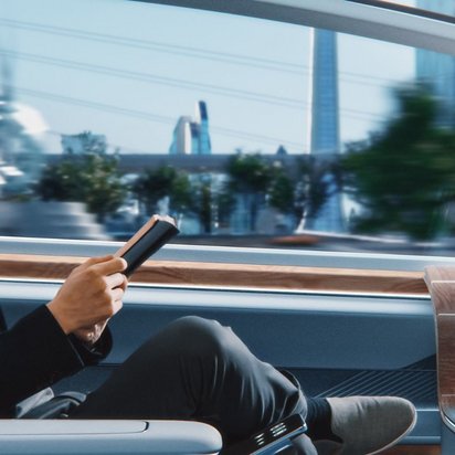 Mann sitzt in einem automatisierten Fahrzeug