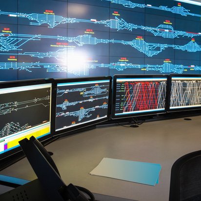 Verkehrssystemüberwachung im Kontrollraum Kontrollraum mit mehreren Monitoren zur Überwachung von Verkehrssystemen