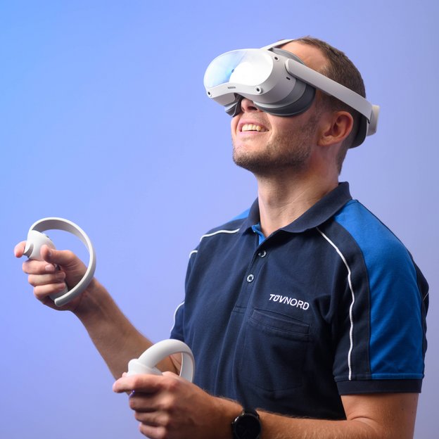 Lernen mit KI Mann absolviert mit VR-Brille ein KI-Training