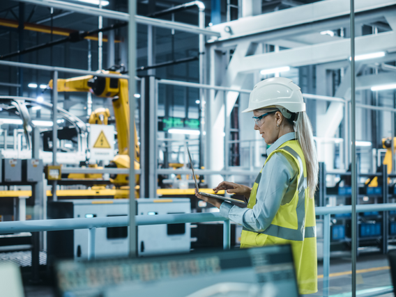 Eine Frau in einer Produktionshalle