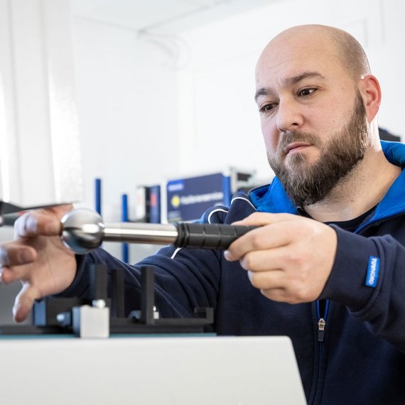 Calibration foot force measuring device Kalibrierung eines Kraftmessgeräts im Kalibrierlabor