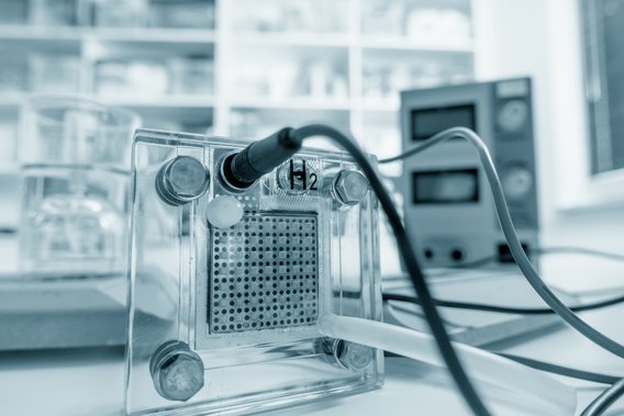 TUEV NORD Wasserstoff Brennstoffzelle Im Vordergrund eine Brennstoffzelle auf einem Tisch in einem Labor