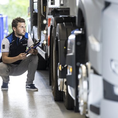 Lkw-Reifenüberprüfung an TÜV NORD Station Prüfingenieur bei der Überprüfung der Lkw-Reifen an einer TÜV NORD Station