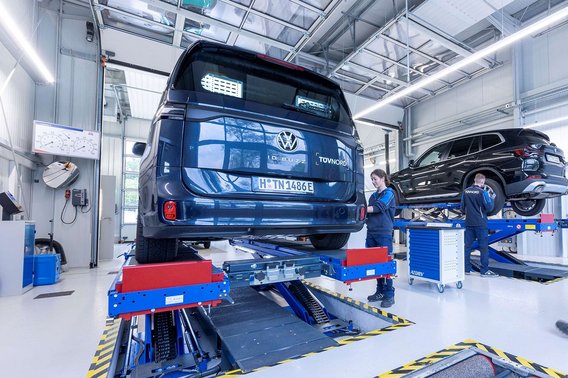 Hauptuntersuchung an der TÜV NORD Station Fahrzeuge auf Hebebühnen an einer TÜV NORD Station