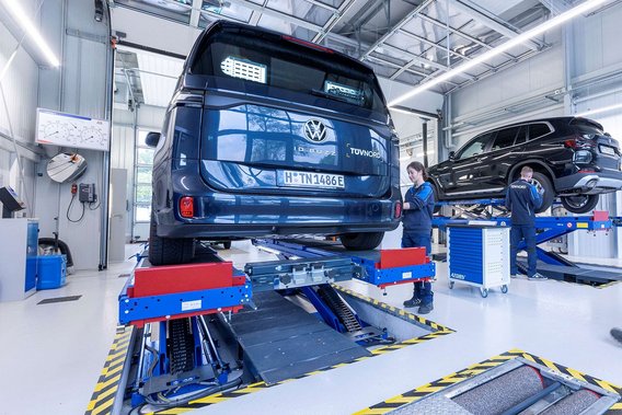 Hauptuntersuchung an der TÜV NORD Station Fahrzeuge auf Hebebühnen an einer TÜV NORD Station