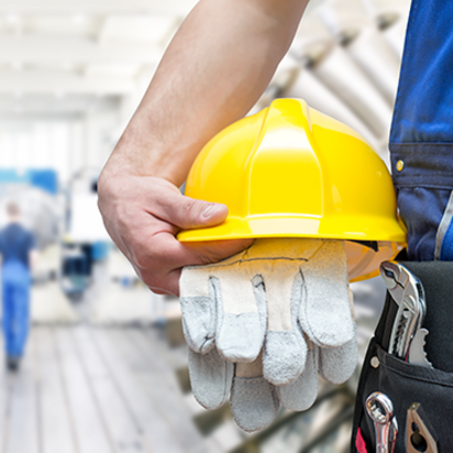 MAAS-BGW Zertifizierung für Arbeitsschutzmanagement – TÜV NORD Arbeiter mit Schutzhelm, Handschuhen und Werkzeug – Symbol für Arbeitsschutz und Sicherheit im Betrieb.