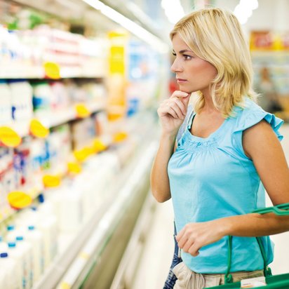 Haushalts- und Kosmetikprodukte Frau steht vor Regal mit Haushaltsreinigern im Supermarkt