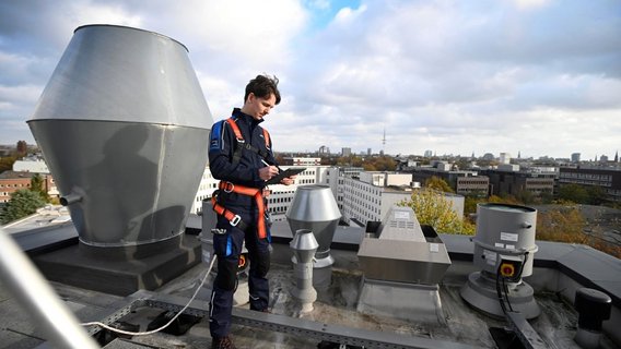 Abluftprüfung TÜV NORD Mittarbeiter bei der Abluftprüfung