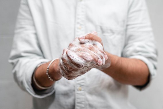 Hygiene und Prävention: Sicherheit in Alltag und Beruf Person wäscht gründlich die Hände mit Seife.