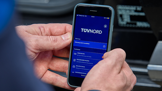 TÜV NORD data cleansing Smartphone in one hand with the Guaridan app interface