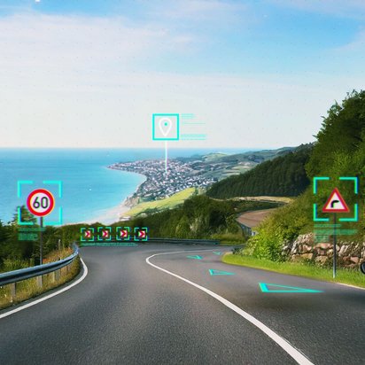 Digitale Verkehrszeichenerkennung auf Küstenstraße Auto auf Küstenstraße mit digitaler Verkehrszeichenerkennung
