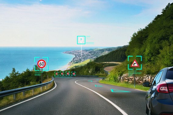 Digitale Verkehrszeichenerkennung auf Küstenstraße Auto auf Küstenstraße mit digitaler Verkehrszeichenerkennung
