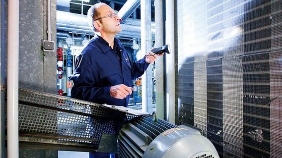 TÜV NORD-Prüfung-Klimaanlage TÜV NORD-Techniker prüft industrielle Klimaanlage