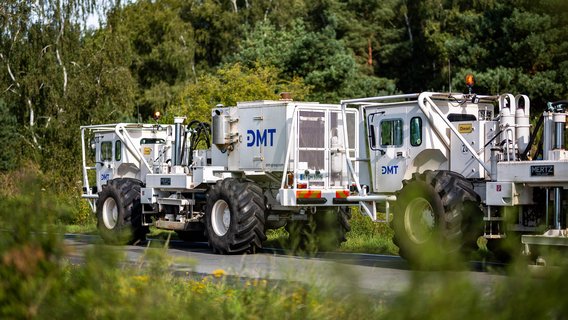Geothermie-Anlage Darstellung einer Geothermie-Anlage, die die Nutzung von Erdwärme zur Energiegewinnung zeigt, mit Bohrgeräten und technischen Einrichtungen im Vordergrund.