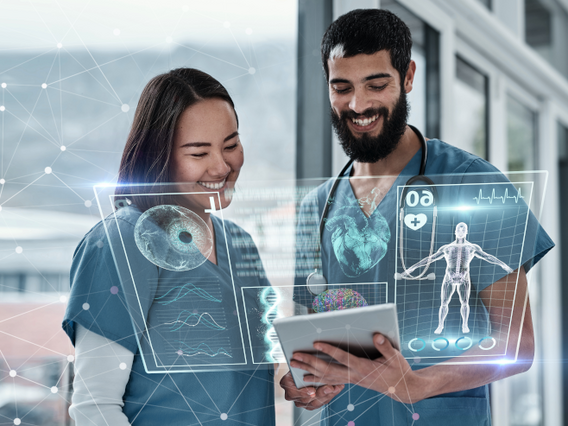 Ärzte in einer Klinik und betrachten eine digitale 3D-Darstellung Ärzte in einer Klinik und betrachten eine digitale 3D-Darstellung