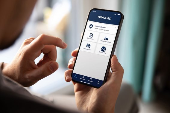 Nutzung der TÜV NORD Fahrschüler-App auf einem Smartphone Person nutzt TÜV NORD Fahrschüler-App auf einem Smartphone