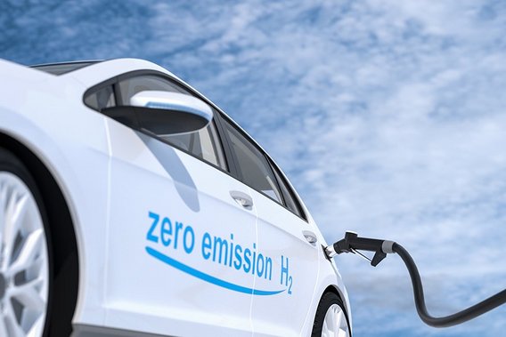 TUEV NORD Wasserstoff Mobilität Ein Auto tankt Wasserstoff