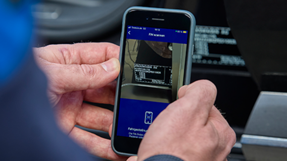 TÜV NORD mileage check & FIN check App from Guardian on a smartphone in one hand