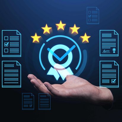 Hand hält digitales Zertifikat mit Häkchen und Sternen, umgeben von Dokumentensymbolen.