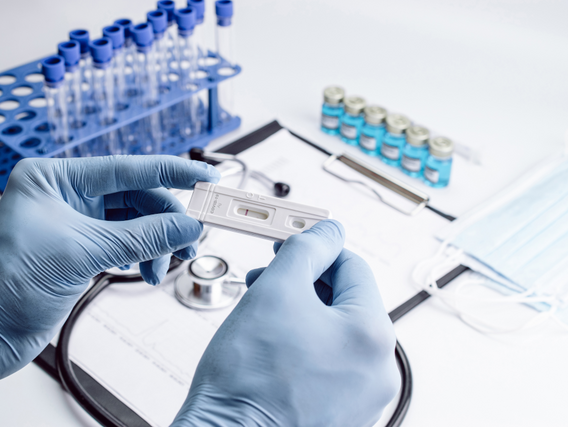 Ein Antigen-Schnelltest-Kit für das Coronavirus Ein Antigen-Schnelltest-Kit für das Coronavirus