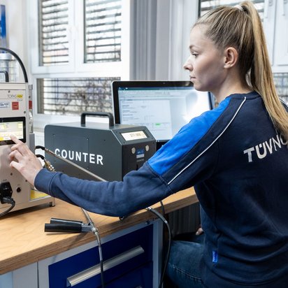 Kalibrierung von Messgeräten Kalibrierung eines Partikelzählers im Kalibrierlabor