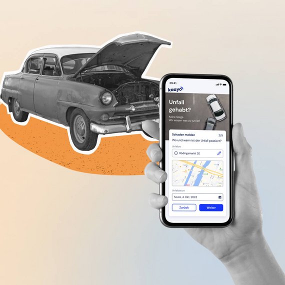 Digitale Unfallmeldung mit der kayoo-App Smartphone mit Unfallmelde-App vor einem Oldtimer