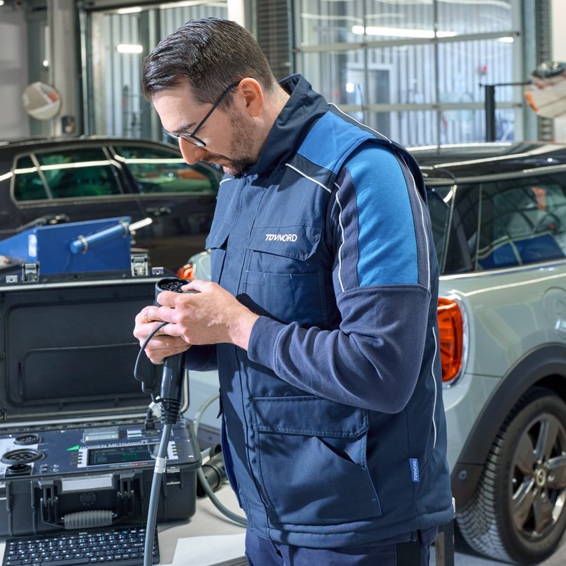 UVV-Ladekabelprüfung an einer TÜV NORD Station Prüfingenieur bei der UVV-Prüfung an einer TÜV NORD Station