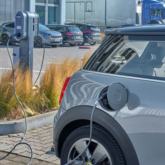 Elektrofahrzeug-Ladung bei TÜV NORD Station Elektrofahrzeug beim Laden an einer Ladestation