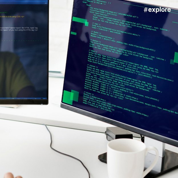 Zwei Computerbildschirmen mit Programmiercode in grüner und weißer Schrift auf dunklem Hintergrund.