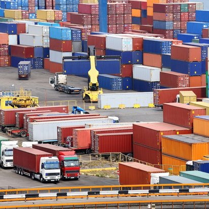 Sicht auf einen Verlade und Containerhafen Symbolbild für BRCGS Agents and Brokers Standard