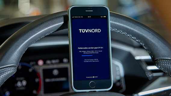 TÜV NORD fault memory analysis Smartphone on a steering wheel