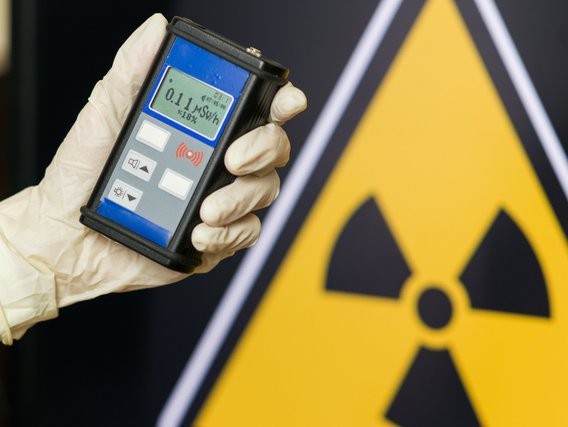 Strahlenschutzmessung Kontrolle der Strahlenbelastung mit Messgerät