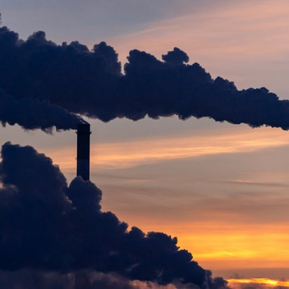 Rauch der aus Schornsteinen einer Produktionsanlage aufsteigt fällt unter das BEHG Rauch der aus Schornsteinen einer Produktionsanlage aufsteigt fällt unter das BEHG