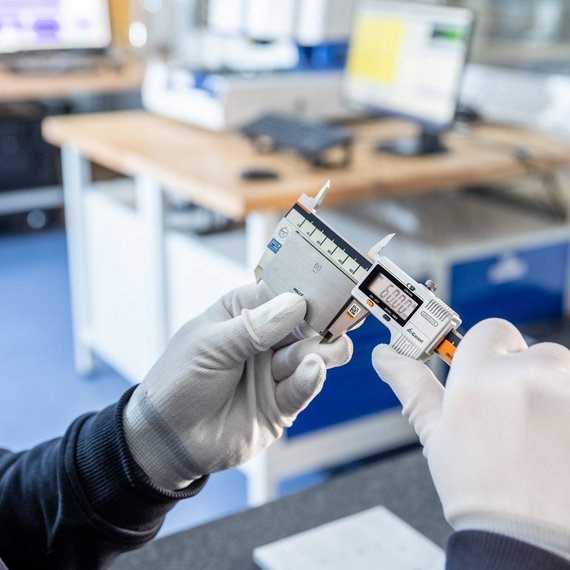 Calibration of length measuring equipment Präzise Kalibrierung mit einem digitalen Messschieber