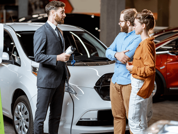 Beratung zu Elektrofahrzeugen im Autohaus Beratung zu Elektrofahrzeugen im Autohaus