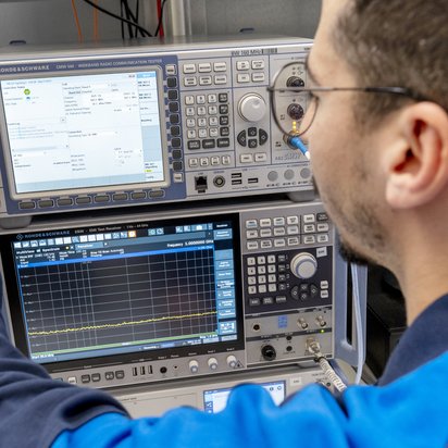 Ein TÜV NORD Mitarbeiter testet im EMV Labor